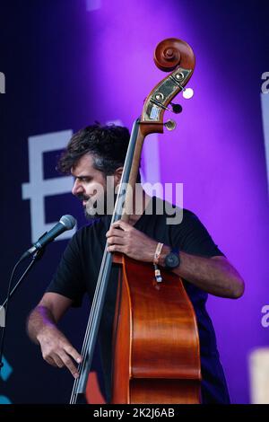 Petros Klampanis spielt Kontrabass mit dem Grammy-Gewinner Arooj Aftab beim Green man 2022 Musikfestival in Wales. Foto: Rob Watkins/Alamy Stockfoto