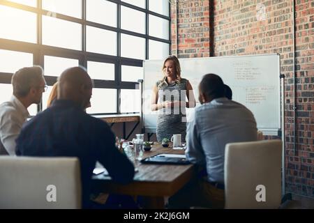 Ihnen die Freiheit zu geben, sich auszudrücken. Ausgeschnittene Aufnahme einer jungen, Schwangeren Geschäftsfrau, die im Sitzungssaal eine Präsentation gehalten hat. Stockfoto