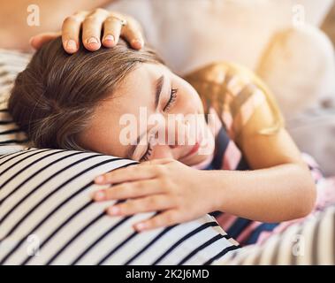 Ich liebe dich bereits. High-Angle-Aufnahme eines entzückenden kleinen Mädchens, das ihre Schwangere mit dem Magen kuschelt. Stockfoto