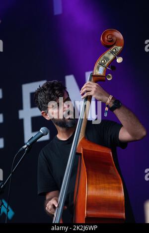 Petros Klampanis spielt Kontrabass mit dem Grammy-Gewinner Arooj Aftab beim Green man 2022 Musikfestival in Wales. Foto: Rob Watkins/Alamy Stockfoto