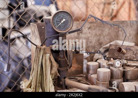 Industrielle Neuverwendung. Zugeschnittenes Bild eines Stapels von Ausrüstung und Metallschrott. Stockfoto