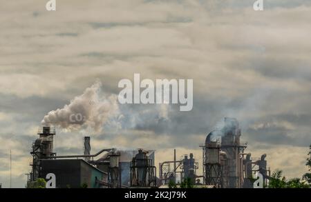 CO2-Emissionen. CO2 Treibhausgasemissionen aus Fabrikschornsteinen. Kohlendioxidgas globale Luftklimaverschmutzung. Kohlendioxid in der Erdatmosphäre. Treibhausgas. Rauchemissionen aus Schornsteinen. Stockfoto