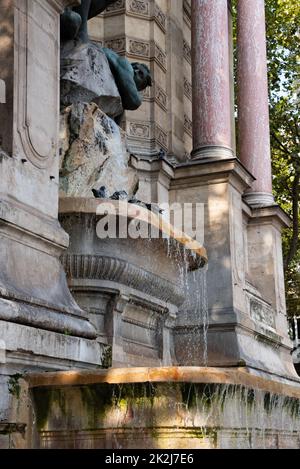 Paris, Frankreich. August 2022.. Der Saint-Michel-Brunnen, der 1860 eingeweiht wurde, stellt den Erzengel Michael dar, der den Teufel in einem Triumphbogen Su erschlägt Stockfoto