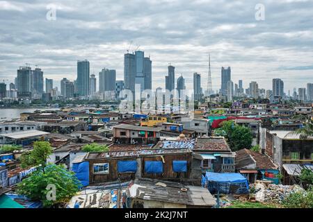 Blick auf die Skyline von Mumbai über Slums in Bandra Stockfoto