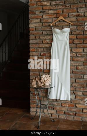 Perfekte weiße Hochzeitskleid am Hochzeitstag Stockfoto