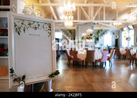 Bankettsaal für Hochzeiten mit dekorativen Elementen Stockfoto