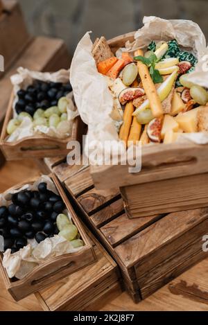 Begrüßungsbuffet mit Alkohol und Snacks Stockfoto