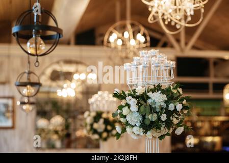 Bankettsaal für Hochzeiten mit dekorativen Elementen Stockfoto