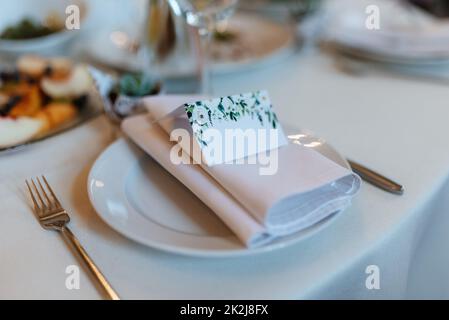 Bankettsaal für Hochzeiten mit dekorativen Elementen Stockfoto