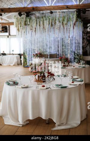 Bankettsaal für Hochzeiten mit dekorativen Elementen Stockfoto