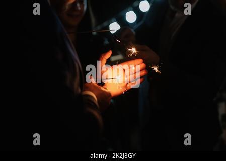 Stimmungsvolles Kerzendekor mit Live-Kamin Stockfoto