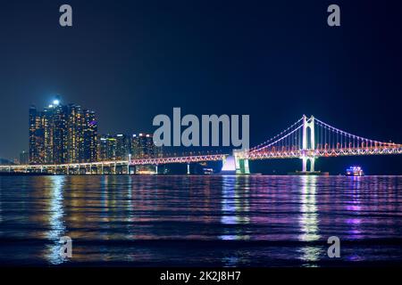 Gwangan Brücke und Wolkenkratzer in der Nacht. Busan, Südkorea Stockfoto