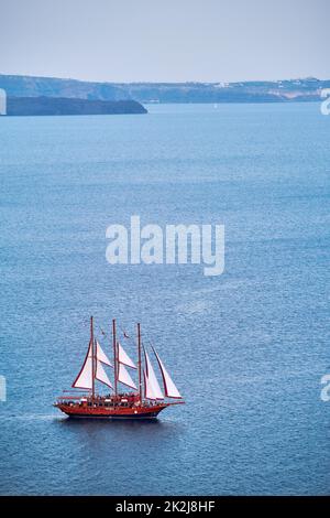 Schoner Schiff Schiff Boot in der Ägäis in der Nähe der Insel Santorini mit Touristen zum Sonnenuntergang Aussichtspunkt Stockfoto