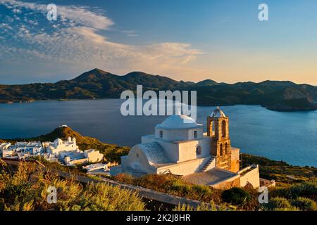 Griechisch-orthodoxe Kirche im Dorf Plaka auf der Insel Milos Sonnenuntergang in Griechenland Stockfoto