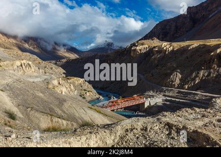 Brücke über den Fluss Spiti. Spiti Valley, Himachal Pradesh, Indien Stockfoto