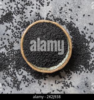 Indisches Gewürz Schwarzer Kreuzkümmel (Nigella sativa oder Kalonji), in Schüssel, Draufsicht Stockfoto