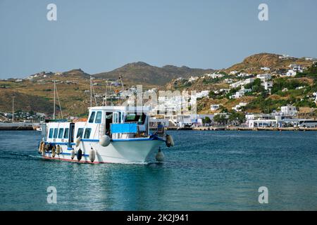 Boot im Hafen von Chora Stadt auf Mykonos Insel, Griechenland Stockfoto