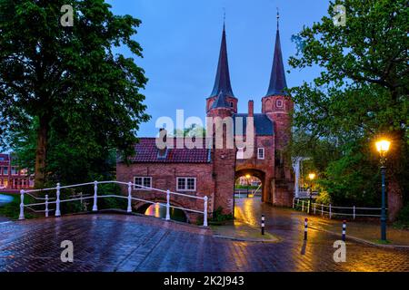 Oostport östliche Tor von Delft in der Nacht. Delft, Niederlande Stockfoto