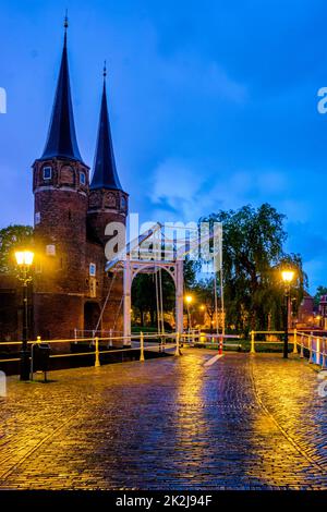 Oostport östliche Tor von Delft in der Nacht. Delft, Niederlande Stockfoto