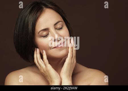 Schöne Frau mittleren Alters mit geschlossenen Augen Stockfoto