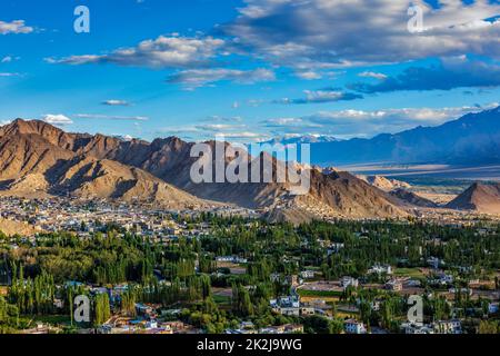 Luftaufnahme der Stadt Leh in Ladakh Stockfoto