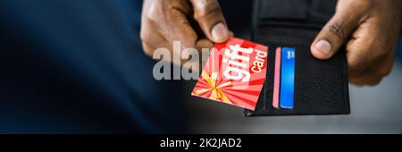 Gutschein Für African Hand Holding-Geschenkkarte Stockfoto