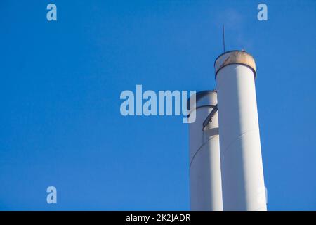 Schornsteine vor dem blauen Himmel Stockfoto