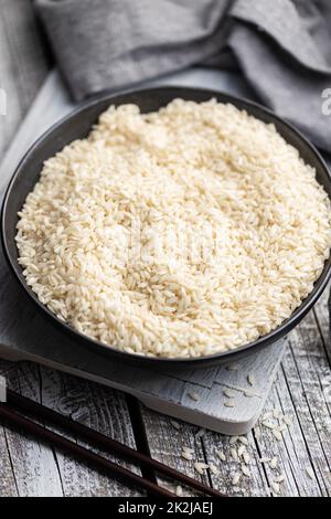 Ungekochter Carnaroli Risotto Reis in der Schüssel. Stockfoto