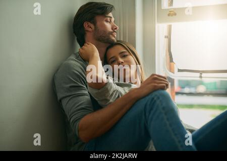 Ich möchte so für immer bleiben. Aufnahme eines liebevollen jungen Paares zu Hause, das sich gegenseitig in der Hand hält. Stockfoto