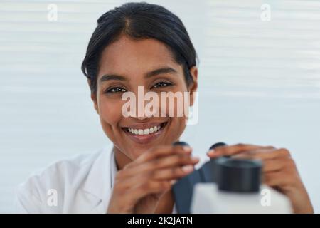 Die Antworten liegen alle im Detail. Porträt einer jungen Wissenschaftlerin, die in einem Labor arbeitet. Stockfoto