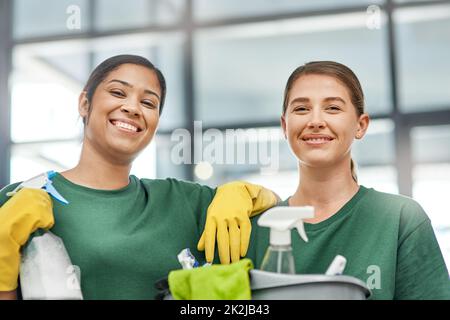 Unser Ruf ist so makellos wie Ihr Büro. Porträt von zwei jungen Frauen, die ein modernes Büro putzen. Stockfoto