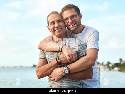 Ich bin froh, dass ich Sie jeden Tag zu verbringen. Porträt eines liebevollen reifen Paares, das den Tag am Strand verbringt. Stockfoto