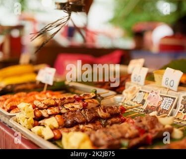 Sie haben die Wahl. Ein Schuss köstlicher Speisen auf einem thailändischen Lebensmittelmarkt. Stockfoto