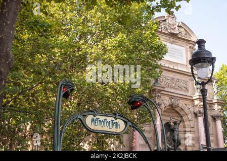 Paris, Frankreich. August 2022. Gelbes Metropolitain-Zeichen im Retro-Stil des Pariser U-Bahnnetzes vor einem grünen, grünen Hintergrund. Hochwertige Pho Stockfoto