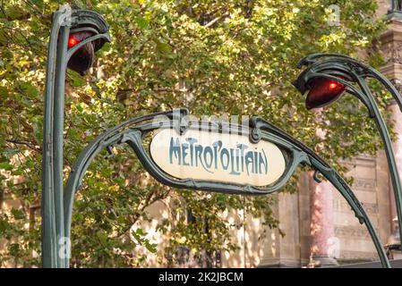 Paris, Frankreich. August 2022. Gelbes Metropolitain-Zeichen im Retro-Stil des Pariser U-Bahnnetzes vor einem grünen, grünen Hintergrund. Hochwertige Pho Stockfoto