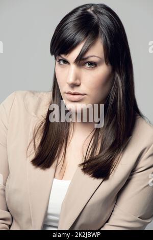 Sie nimmt ihren Job ernst. Studioaufnahme eines Plus-Size-Modells, das für die Kamera posiert. Stockfoto