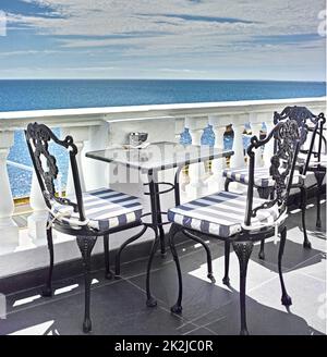 Was für eine Aussicht. Tische und Stühle auf dem Balkon eines Restaurants am Meer. Stockfoto
