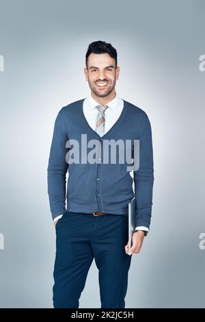 Begnügen Sie sich nicht mit Mittelmäßigkeit, als Sie für Größe geschaffen wurden. Studioporträt eines hübschen jungen Geschäftsmannes, der vor grauem Hintergrund posiert. Stockfoto