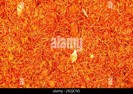 Ansicht von oben, Detail der hellen orange rot getrockneten Safran (Crocus sativus) Blumen Gewürz auf Food Market angezeigt, Kyrenia, Nordzypern Stockfoto