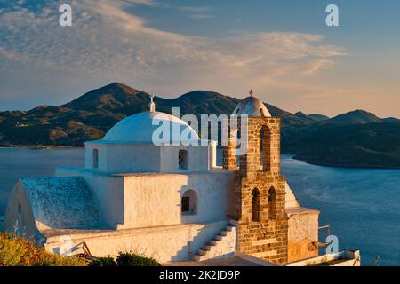 Griechisch-orthodoxe Kirche im Dorf Plaka auf der Insel Milos Sonnenuntergang in Griechenland Stockfoto