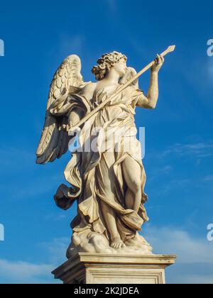 Statue eines schönen heiligen Engels mit Flügeln, die einen Kriegspeer an der Brücke des Heiligen Engels halten (Ponte Sant Angelo), auf blauem Himmel Hintergrund, Rom, Italien. Stockfoto