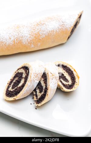 Gebackene Rolle, gefüllt mit Mohn Stockfoto