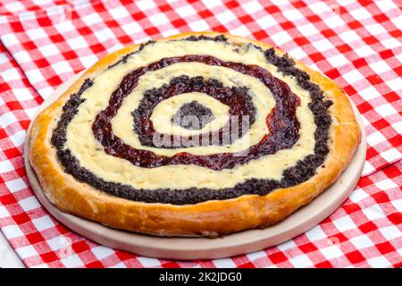 Quark und Pflaumenmarmelkuchen Stockfoto