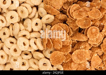 Nahaufnahme von Weizenflocken und Maisringen, Draufsicht. Stockfoto