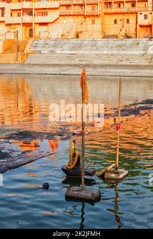 Lingam-Darstellung der Hindu-Gottheit Shiva, die zur Anbetung im Kshipra-Fluss, Ujjain, Madhya Pradesh, indien, verwendet wird Stockfoto