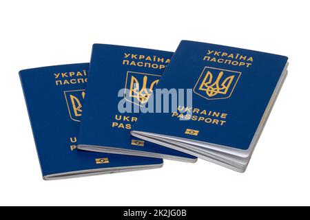 Drei auf weißem Hintergrund isolierte Reisepässe für ukrainische Staatsbürger oder Migranten zur visumfreien Einreise in die Europäische Union. Beschneidungspfad. Flüchtlinge in europäischen Ländern. Stockfoto