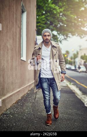 Stil, der sich mit der Moderne bewegt. Porträt eines modischen jungen Mannes. Stockfoto