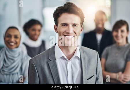 Diese Jungs haben Ihren Rücken. Porträt von selbstbewussten jungen Geschäftsleuten, die tagsüber bei der Arbeit mit gefalteten Armen im Büro stehen. Stockfoto