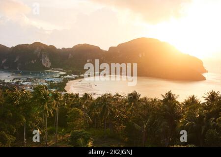 Entfliehen Sie dem Paradies. Aufnahme von einem atemberaubenden Blick auf die Insel. Stockfoto