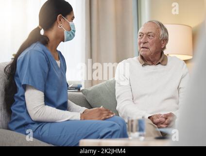 Sich um dich zu kümmern, ist ihre Leidenschaft. Aufnahme einer jungen Krankenschwester, die zu Hause eine Untersuchung mit einem älteren Patienten durchgeführt hat. Stockfoto